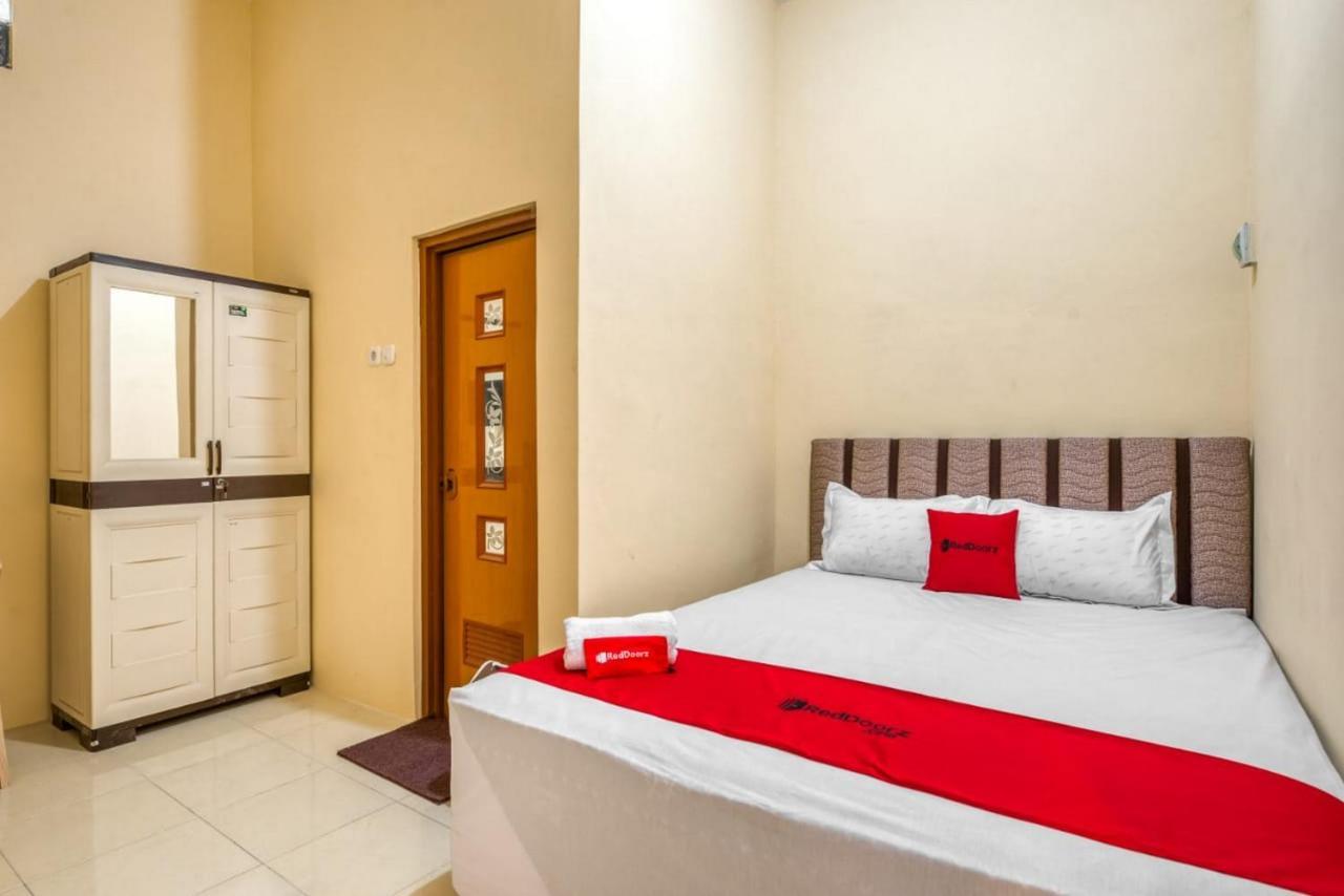 Reddoorz Syariah Near Kebon Rojo Park Blitar Hotel Ngoại thất bức ảnh